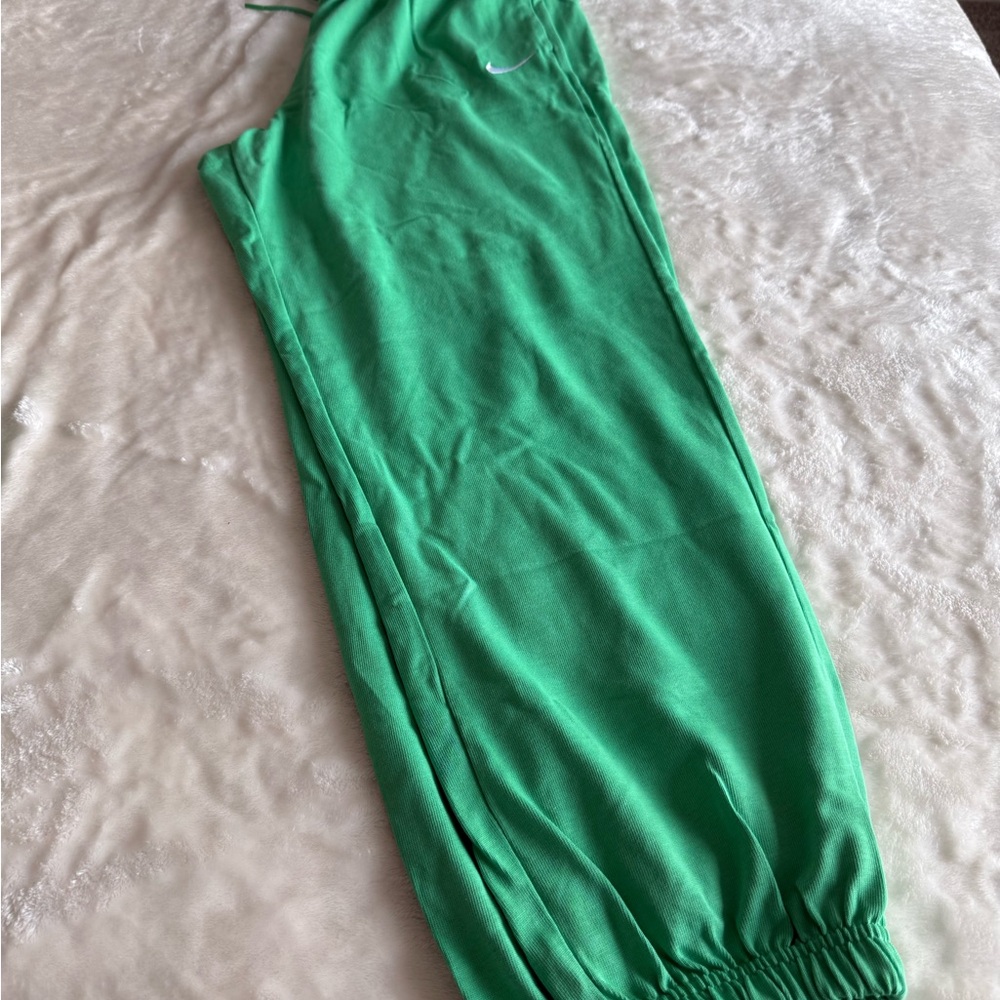Nike Mint Green Athletic Set - Picture 7 of 9